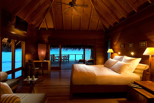 cozy tropical bedroom, tropical hotel bedroom, cool tropical themed bedroom